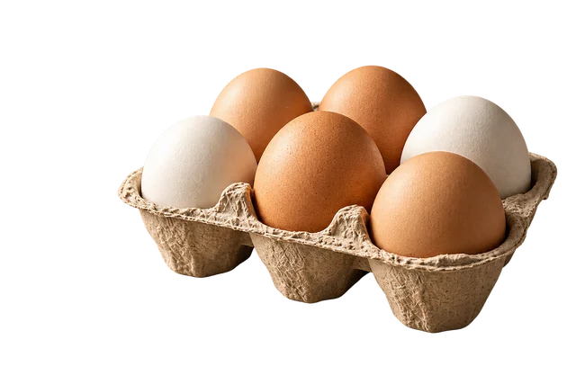 Detalle de huevos blancos y marrones